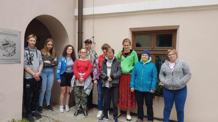 Uczniowie klas przysposabiających do pracy przed gmachem Biblioteki Żywieckiej.