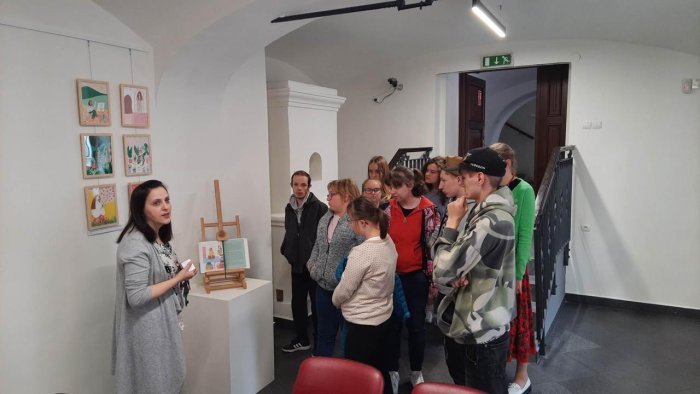 Uczniowie z zaciekawieniem słuchają prelekcji w Bibliotece Żywieckiej.