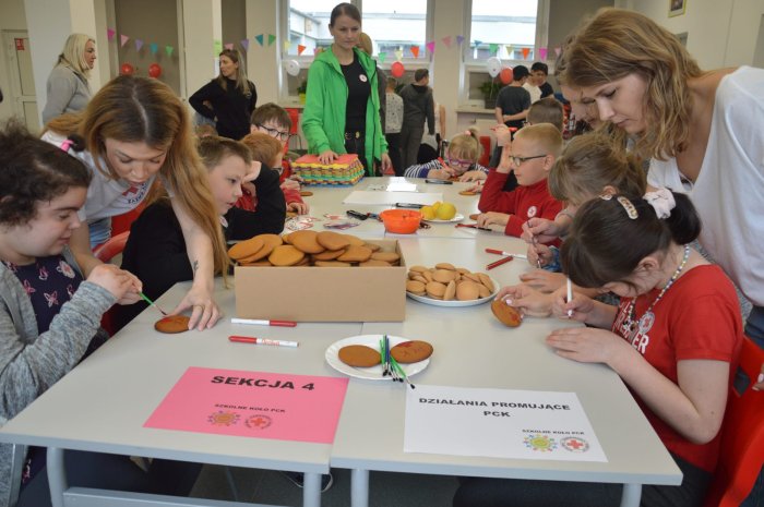 Warsztaty edukacyjne w ramach obchodów szkolnego koła PCK.