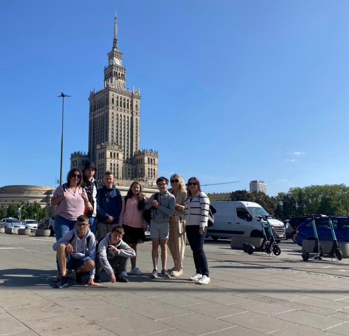 Pamiątkowe zdjęcie na tle Pałacu Kultury.