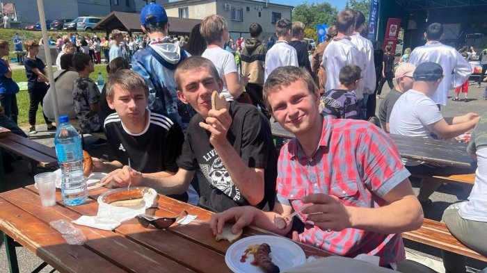 Pieczona kiełbaska i wiele innych atrakcji czekało na nas na pikniku.