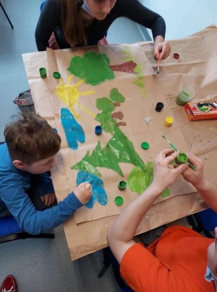 Zespołowa praca plastyczna pod tytułem las i jego mieszkańcy.