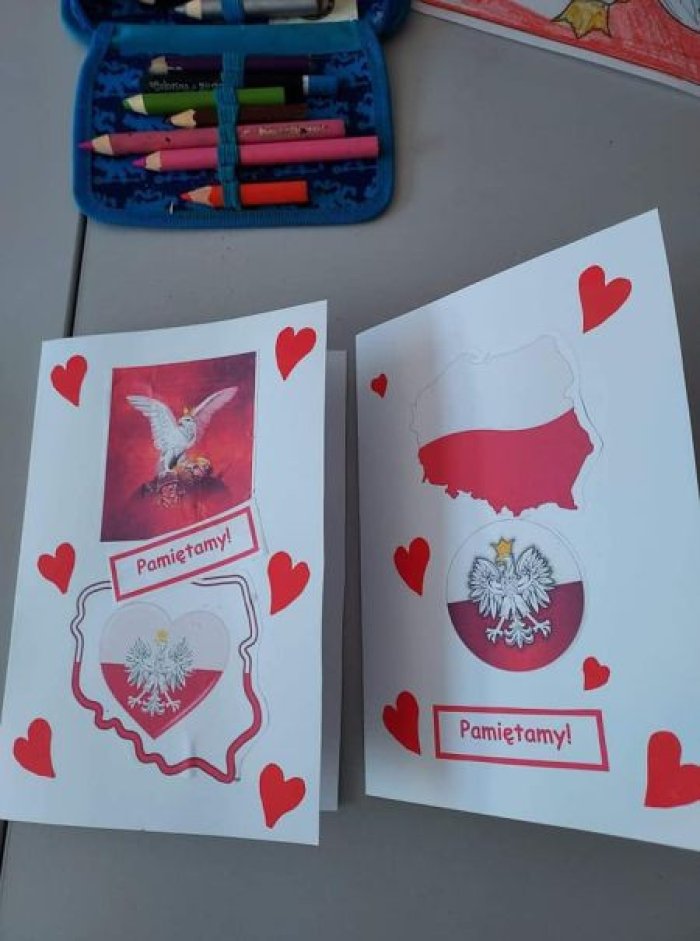 Kartki dla weteranów wykonane przez uczniów klasy 6 i 7.