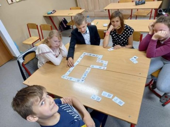 Uczniowie klasy 5 doskonalą kompetencje informatyczno-technologiczne.