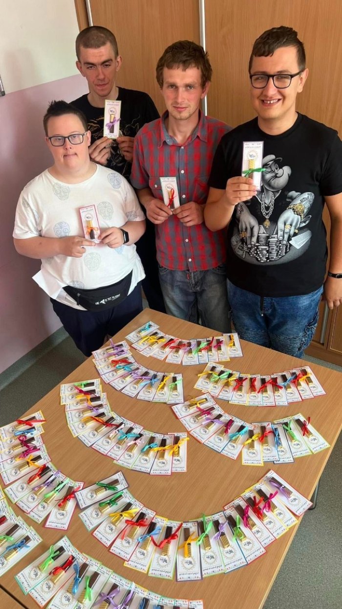 Uczniowie przygotowali pożegnalne prezenciki.