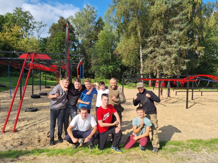 Uczniowie szkoły branżowej pozują do zdjęcia z belfrem na pełnej petardzie Panem Pawłem Żyglińskim.