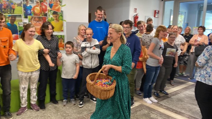 Pani Dyrektor częstuje słodyczami.