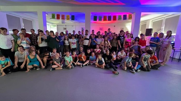 Uczestnicy dyskoteki.