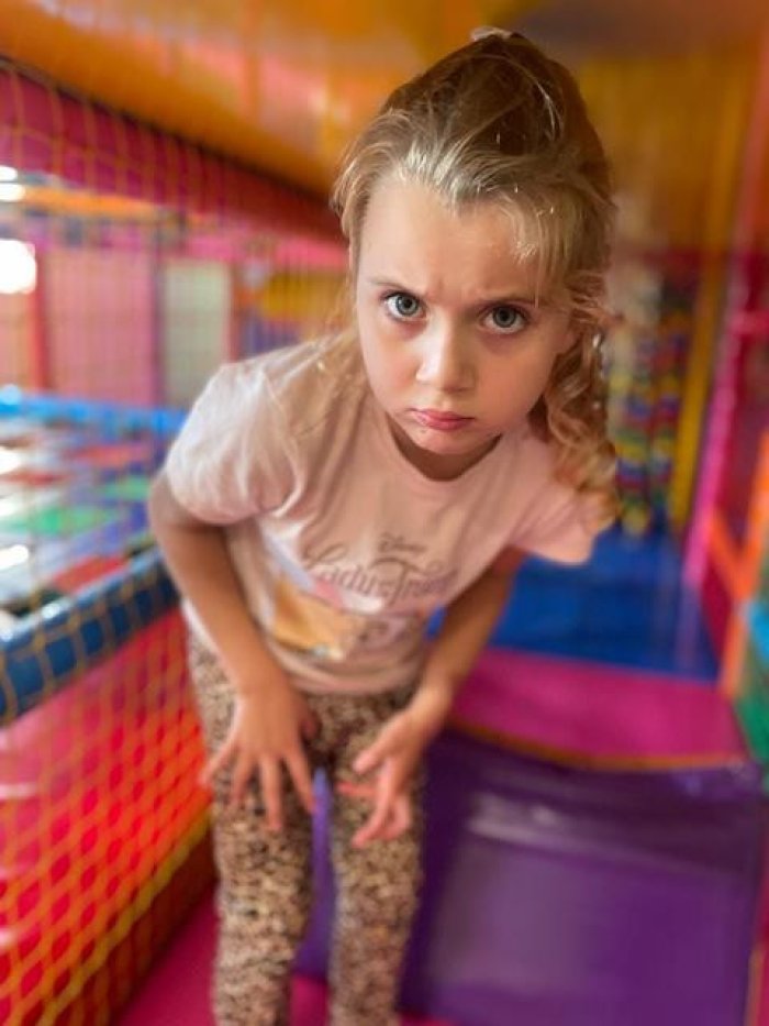 Uczennica na torze przeszkód w figloraju.