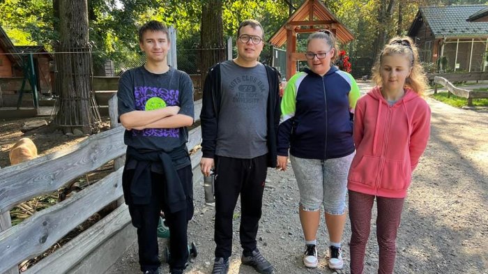 Uczniowie w mini zoo w Żywcu.