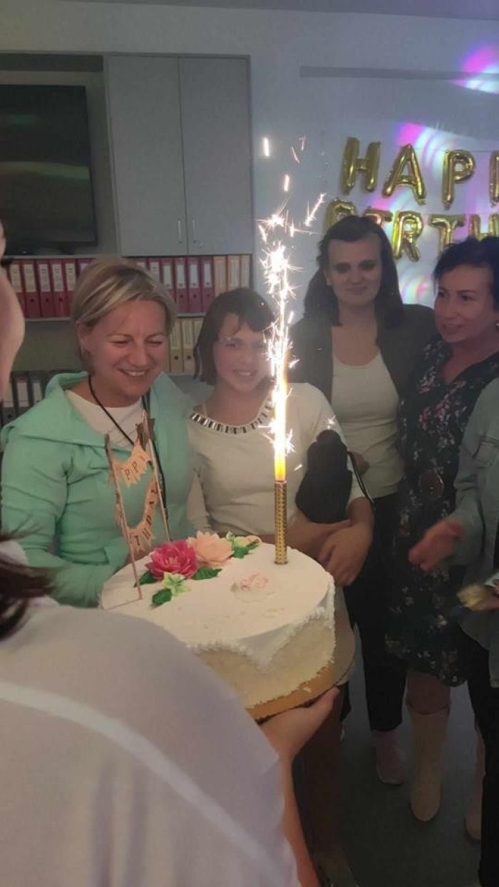 Tort urodzinowy i życzenia.