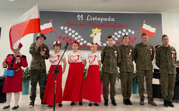 Uczniowie w strojach biało-czerwonych i żołnierskich mundurach prezentują pieśń Przybyli ułani.