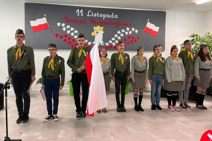 Harcerze z drużyny słońca wykonują hymn Polski.