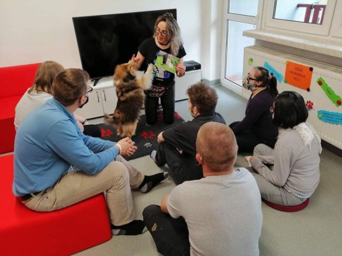 Zajęcia z terapeutą i psem.