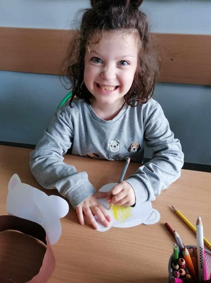 Uczennica samodzielnie wykonuje maskę misia.