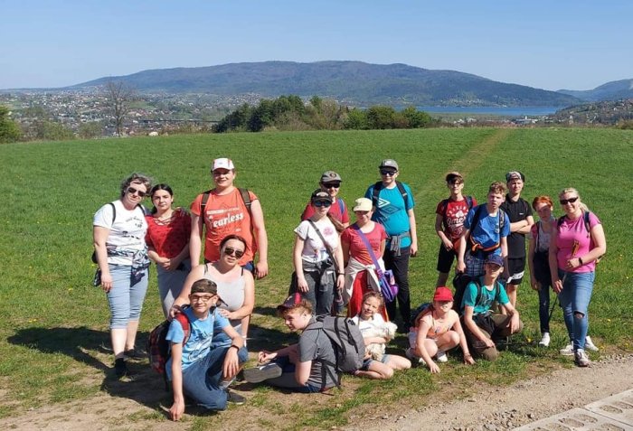 Uczniowie na tle pięknych gór.