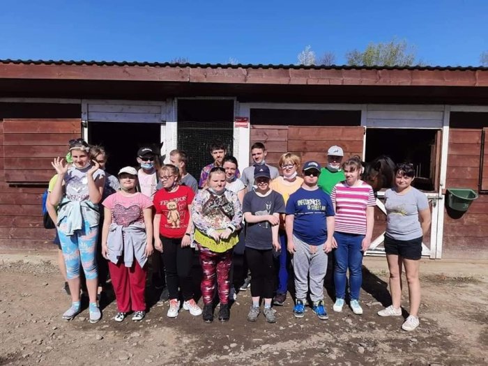 Uczniowie podczas wizyty w stadninie koni.