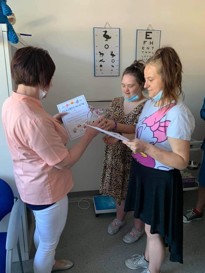 Uczniowie skłądają życzenia i wręczają podziękowania.