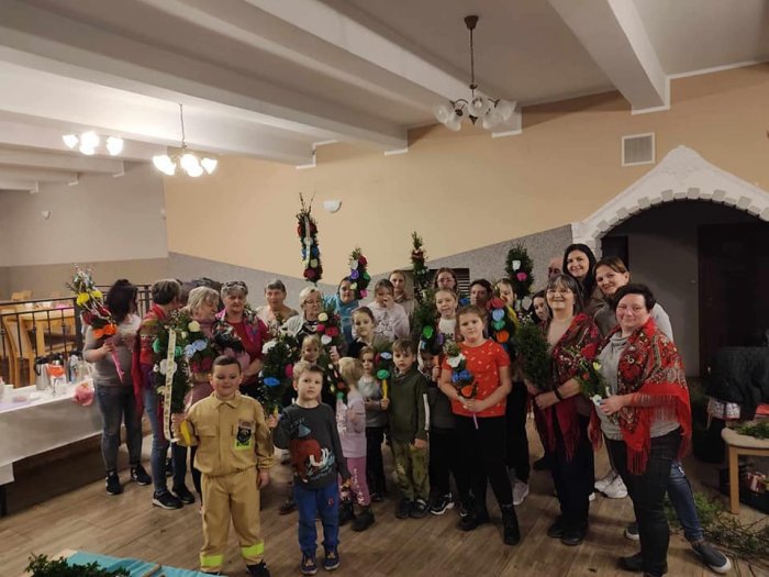 Uczestnicy warsztatów robienia palm wielkanocnych.
