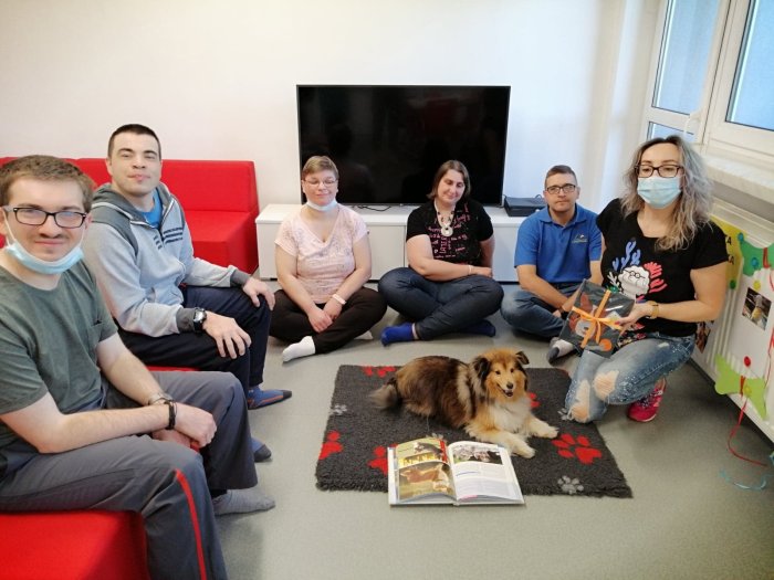 Uczniowie analizują jak powinni postępować w czasie konaktu z psem.