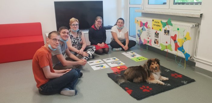 Uczniowie utrwalają wiadomości na temat bezpiecznego kontaktu z psem.