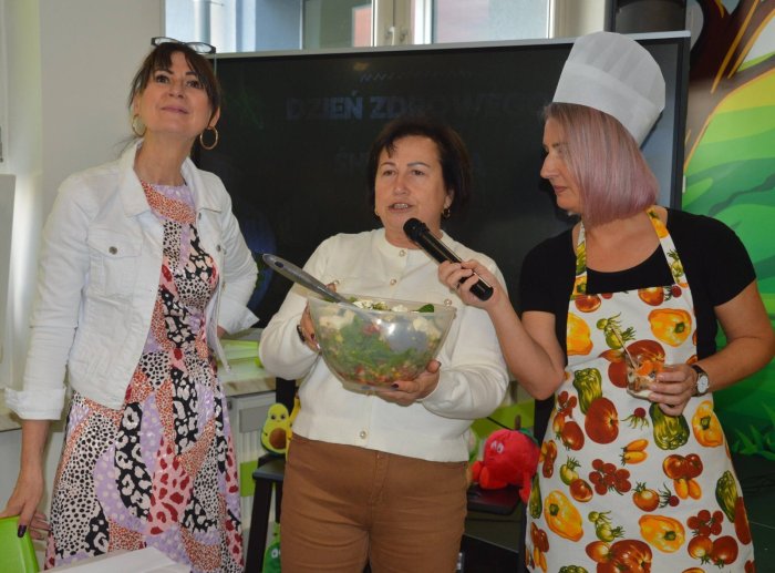 Panie dyrektor prezentują sałatkę pełna witamin.