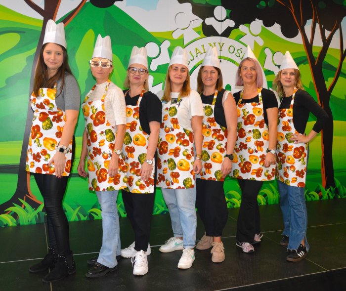 Nauczycielki w strojach kuchennych przed dniem zdrowego śniadania.