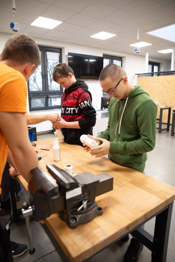 Uczniowie w branżowych centrum umiejętności.