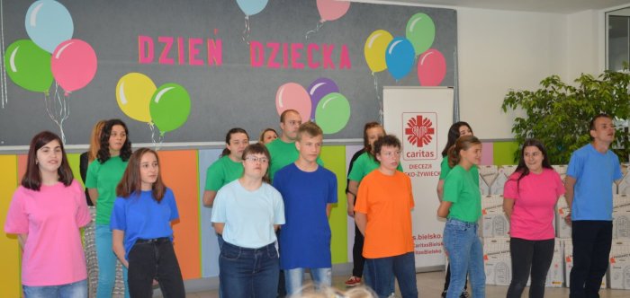 Uczniowie naszej szkoly czarują swoim śpiewem.