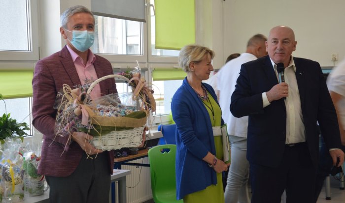 Włodarze naszej placówki Starosta Żywiecki Andrzej Kalata i Wicestarosta Stanisław Kucharczyk zawitali do dzieci z koszem wypełnionym słodkościami.