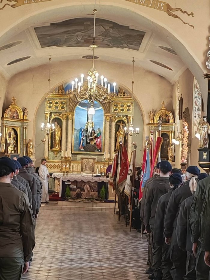 Harcerze naszej szkoły uczestniczą we Mszy świętej w kościele w Żywcu.