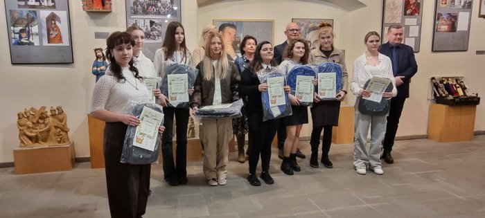 Uczennice naszej szkoły pozują do pamiątkowego zdjęcia.