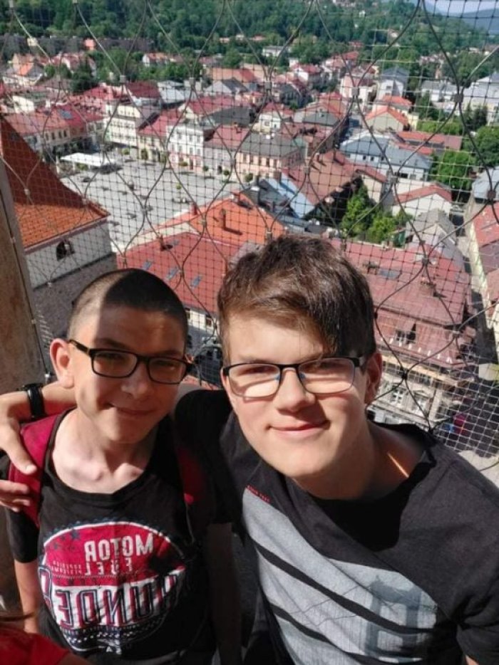 Uczniowie klasy 6 i 7 na tarasie widokowym Konkatedry w Żywcu.