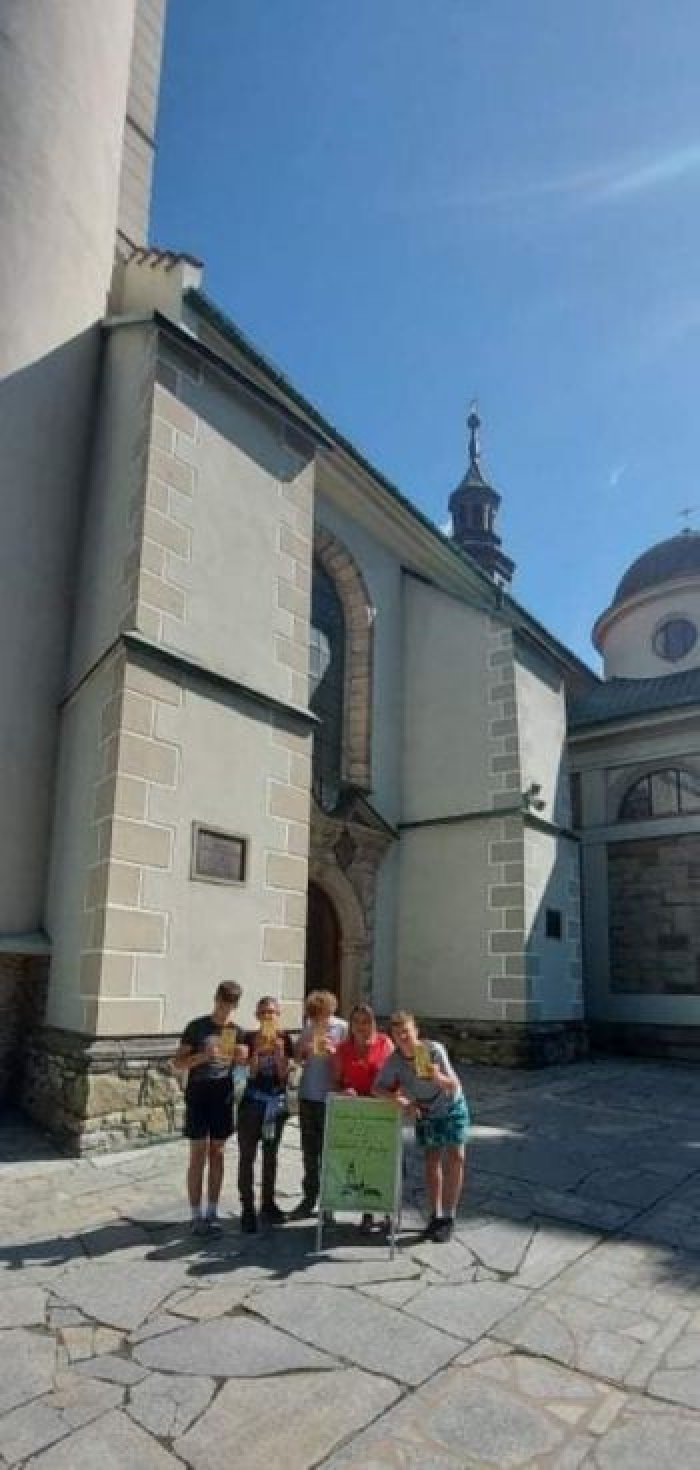 Grupa wycieczkowa pod Konkatedrą w Żywcu.