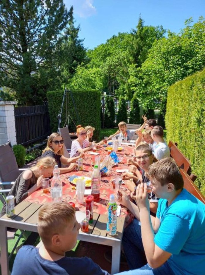 Przyjęcie urodzinowe w ogrodzie.