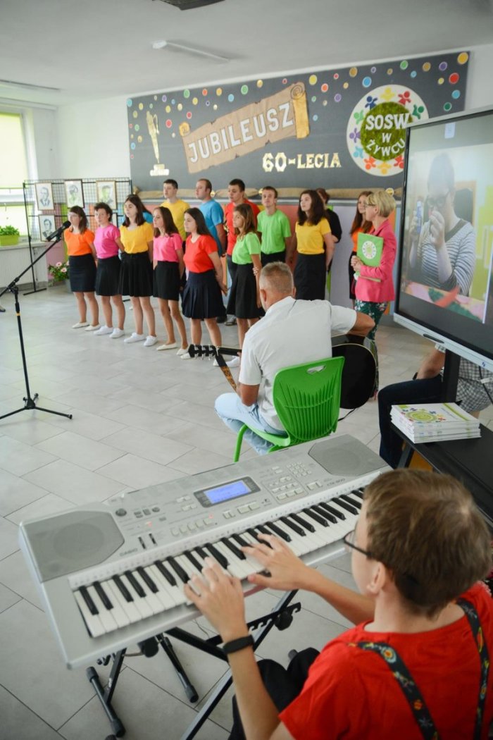 Grupa muzyczna wykonuje przygotowany repertuar.