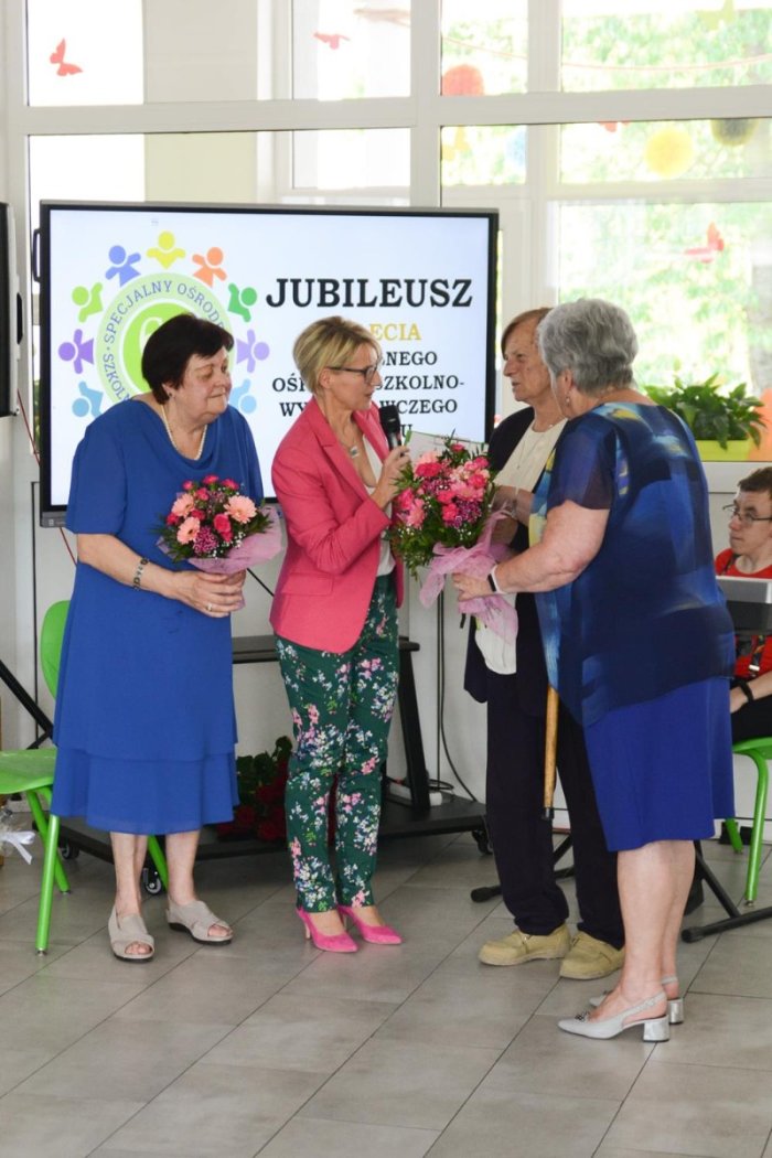 Podziękowania dla naszych byłych  dyrektorów: Pani Anny Syjota, Pani Danuty Midor, Pani Małgorzaty Łoniewskiej.