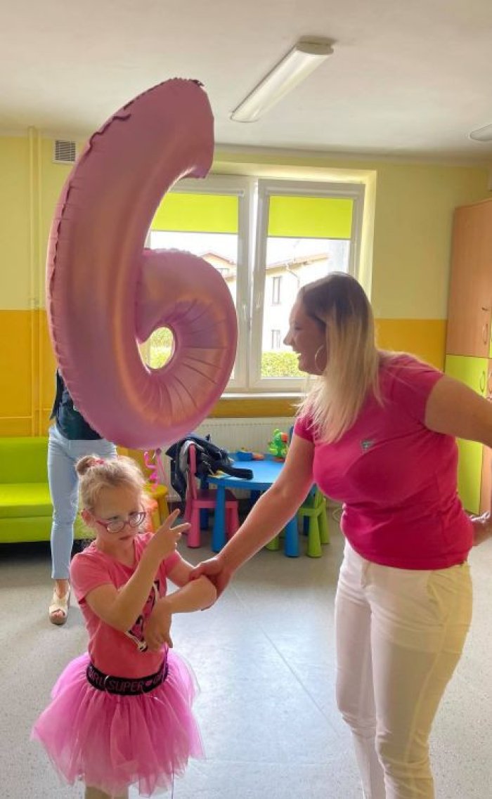 Solenizantka Lenka z balonem urodzinowym.