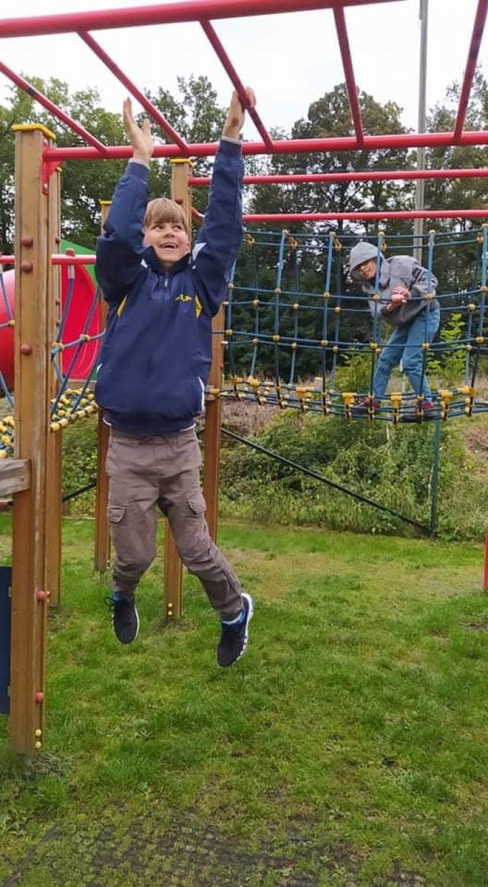 Uczniowie ćwiczą na placu zabaw