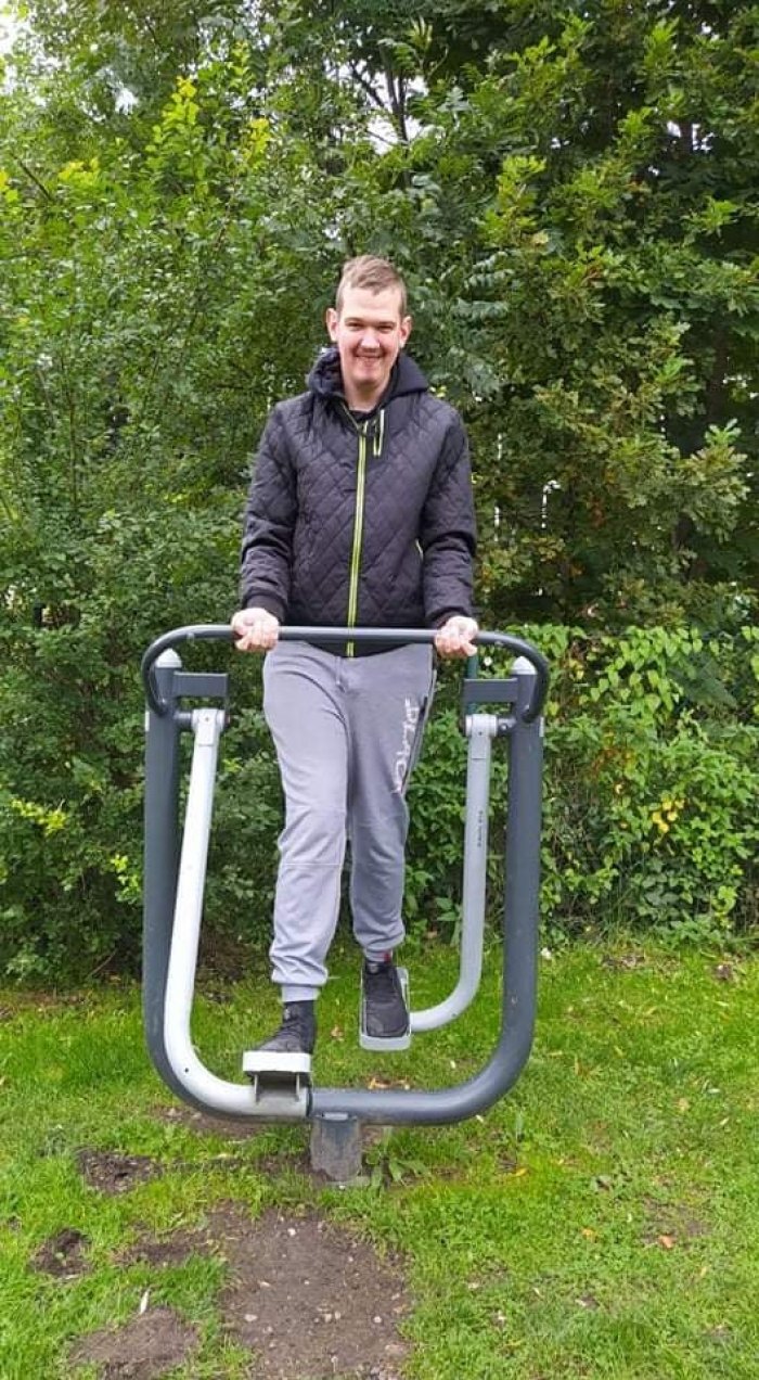 uczeń ćwiczy na siłowni znajdującej się na świeżym powietrzu