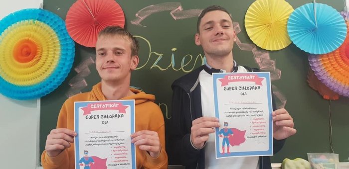 Uczniowie prezentują swoje certyfikaty.