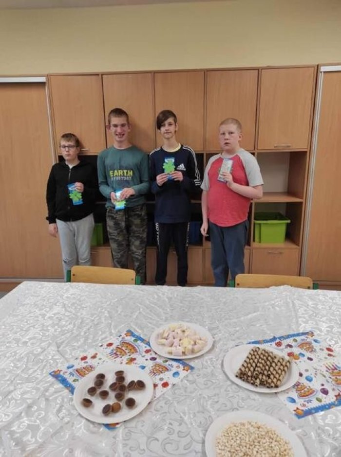 Chłopcy prezentują otzrymane prezenty.