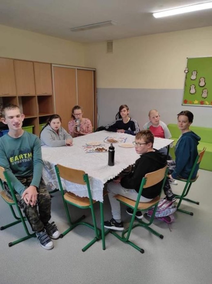 Uczniowie biesiadują.