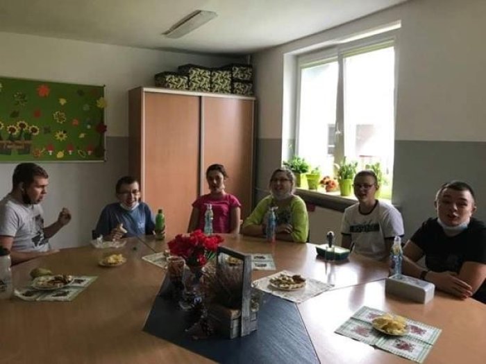 Słodki poczęstunek dla kolegów.