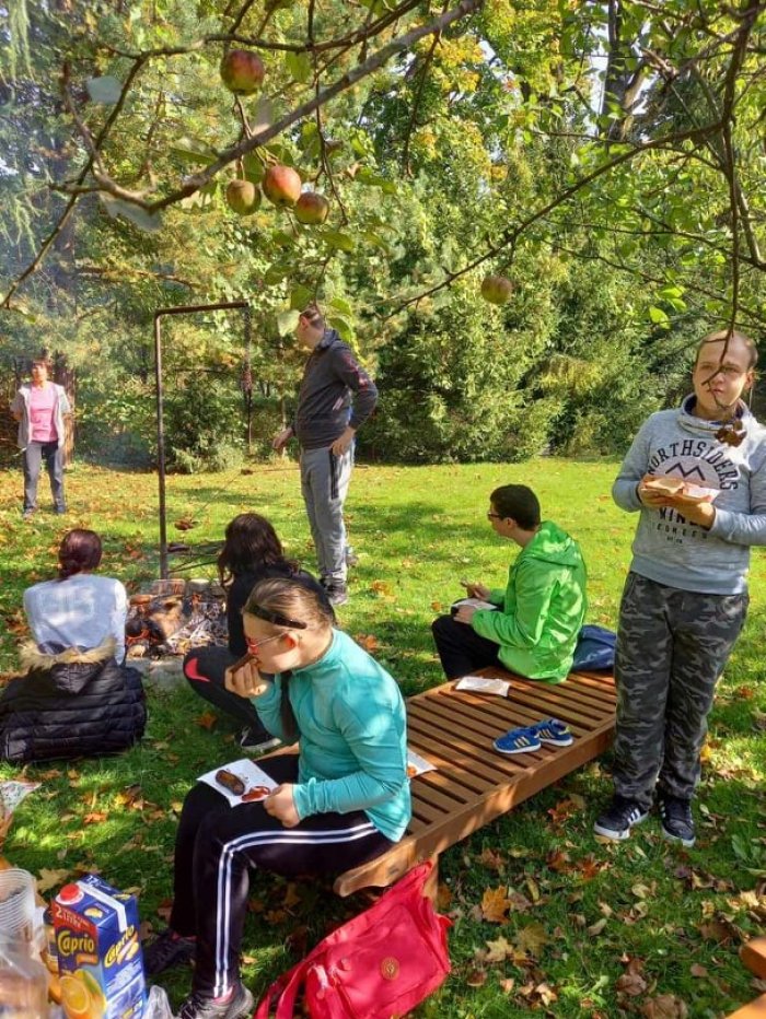 Wspólne biesiadowanie przy ognisku.