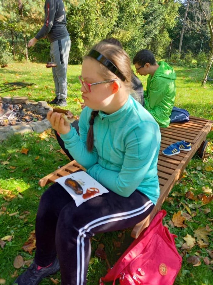 Pyszna kiełbaska pieczona na ogniu.