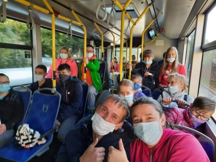 Uczestnicy podróżują komunikacją miejską.