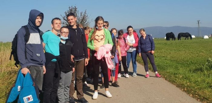 Uczestnicy wycieczki na tle gór Beskidów.