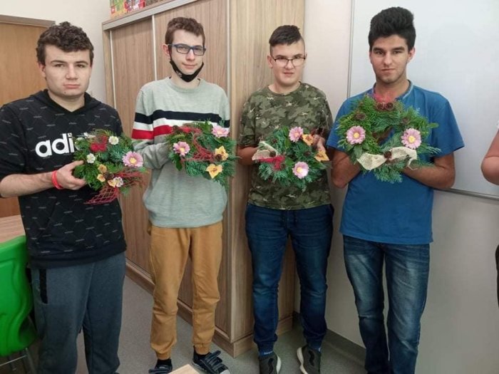 Uczniowie prezentują gotowe wianki.