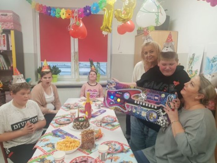 Przyjęcie urodzinowe w klasie w gronie koleżanek, kolegów i nauczycieli.